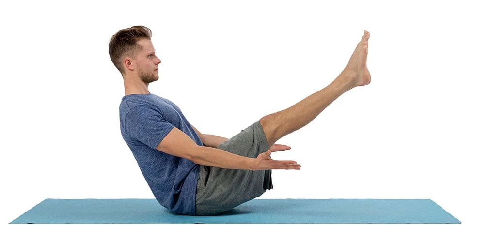 6 postures de yoga qui aggravent les douleurs lombaires 4 Le bateau — 6 postures de yoga qui aggravent les dou