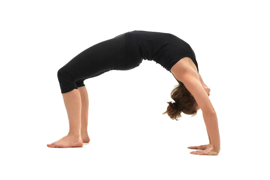 6 postures de yoga qui aggravent les douleurs lombaires 3 Le pont — 6 postures de yoga qui aggravent les dou