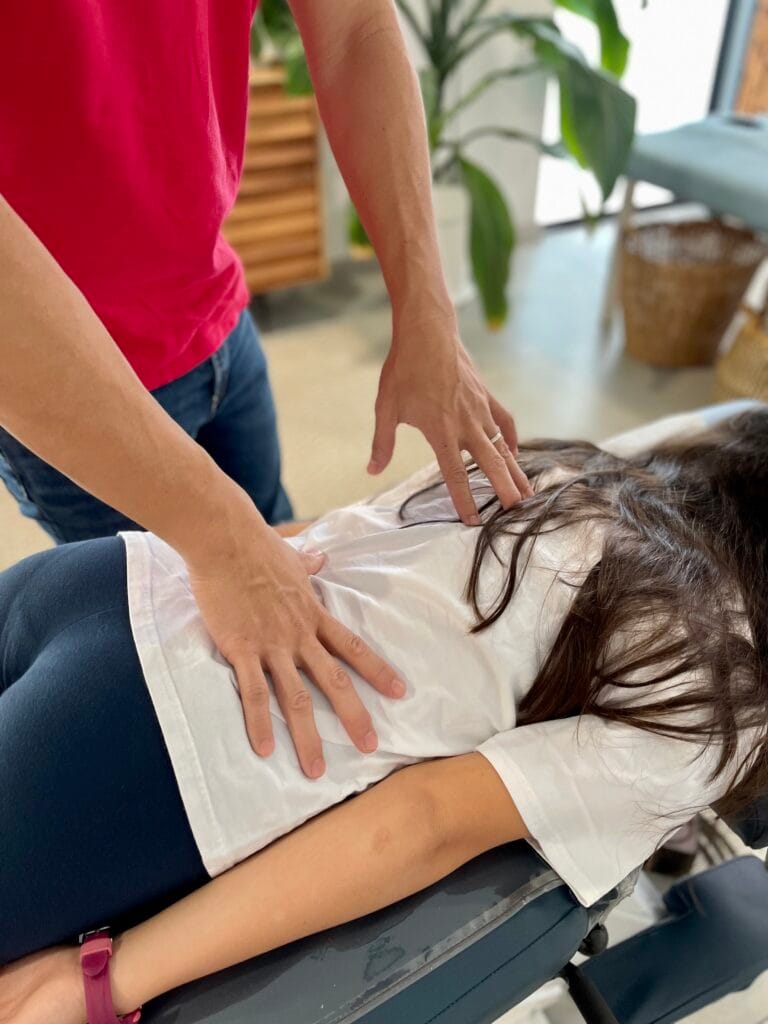 Votre façon de gérer le stress, la fatigue et les petites douleurs enseigne aux enfants comment percevoir leur corps et leurs limites. La chiropraxie familiale peut accompagner cette éducation corporelle, en corrigeant de légers déséquilibres et en sensibilisant aux bonnes habitudes. La santé de vos enfants commence par votre exemple.